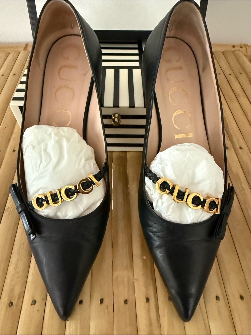 Gucci Black Leather Pointed Toe Logo Chain Flats - Authentic - Picture 2 of 7
